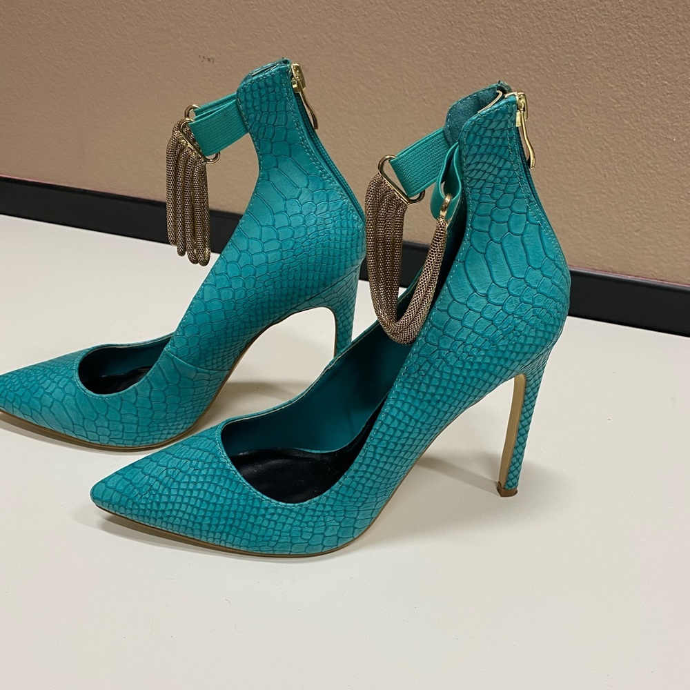 Turquoise and Gold print size 9.5 pump